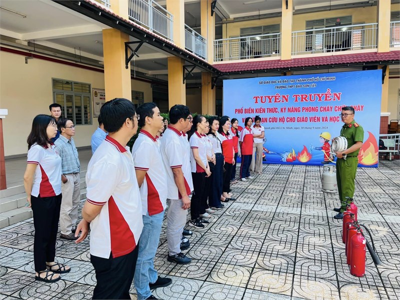 Tin ảnh: Tập huấn Phòng cháy chữa cháy cho CB-GV-NV và HS