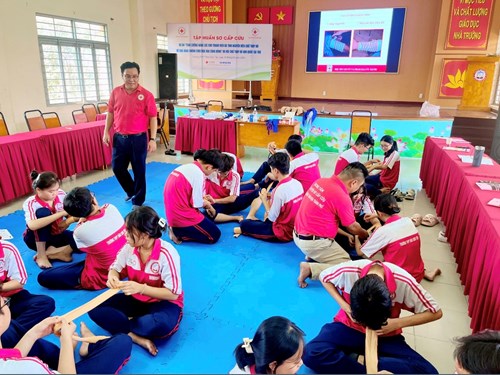 Tập huấn kỹ năng sơ cấp cứu cho đội ngũ giáo viên và học sinh