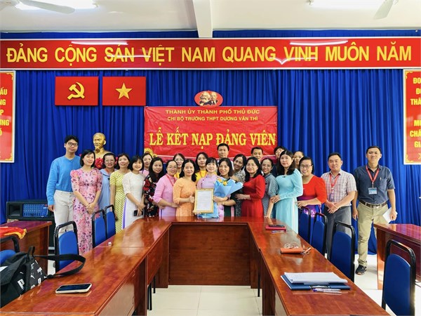 Lễ kết nạp Đảng viên mới - đ/c Lê Thị Minh Hạnh