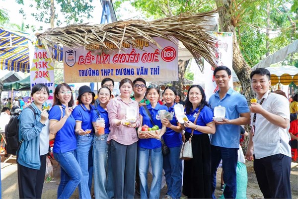 Chúc mừng Đội THPT Dương Văn Thì đã đạt giải Khuyến khích với gian hàng “Bếp lửa chiều quê” đầy ấn tượng