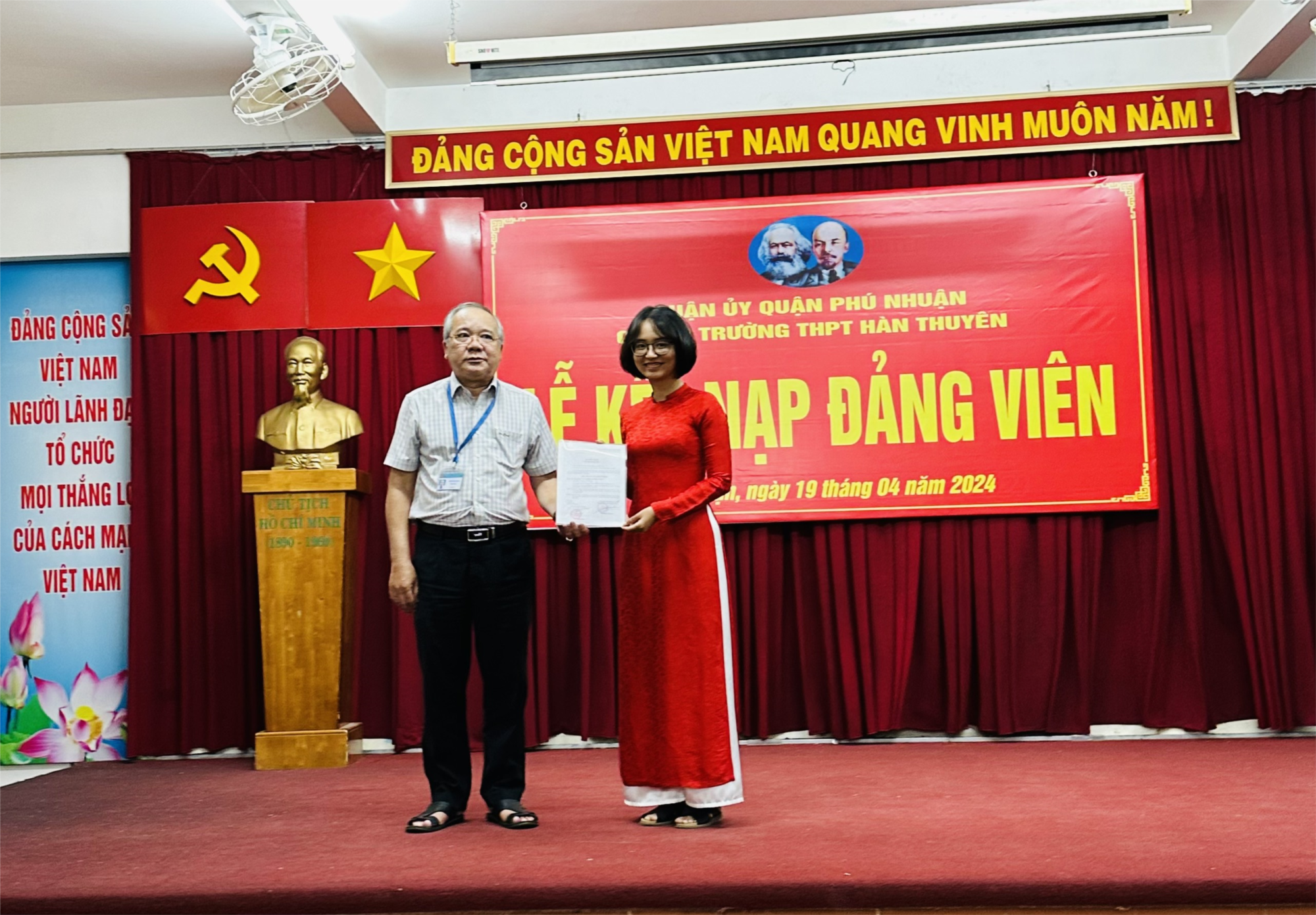 Chi bộ Trường THPT Hàn Thuyên tổ chức Lễ kết nạp Đảng viên