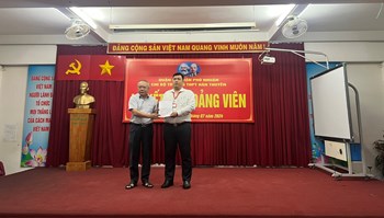 Chi bộ Trường THPT Hàn Thuyên tổ chức Lễ kết nạp Đảng viên