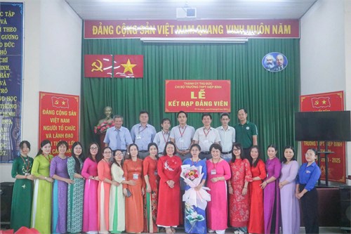 Lễ Kết nạp Đảng viên cô Lê Thị Minh Châu - giáo viên bộ môn Toán