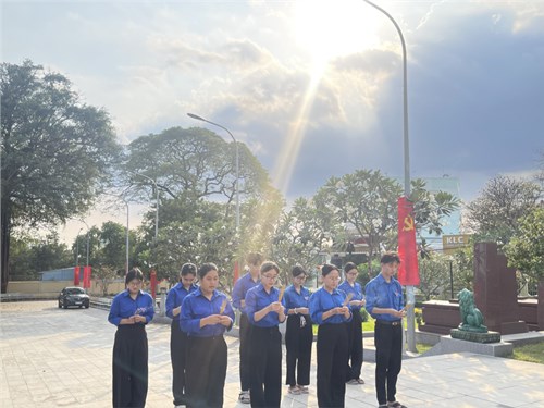 Dâng hương tại Nghĩa trang liệt sĩ Thủ Đức