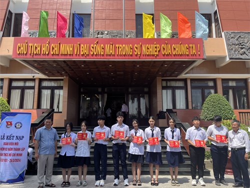 Lễ Kết nạp Đoàn viên mới đợt II năm học 2023-2024