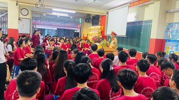Học tập chuyên đề  AN TOÀN GIAO THÔNG  của học sinh khối 10, 11, 12 cơ sở 2 của trường Hòa Bình
