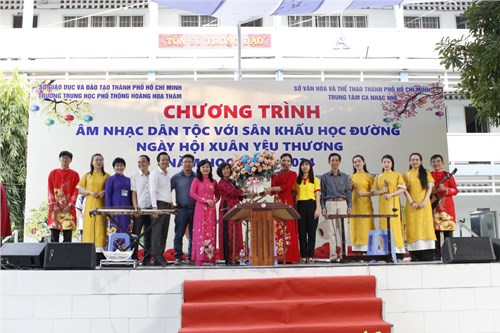 Chương trình “Âm nhạc dân tộc với sân khấu học đường” tại Trường THPT Hoàng Hoa Thám