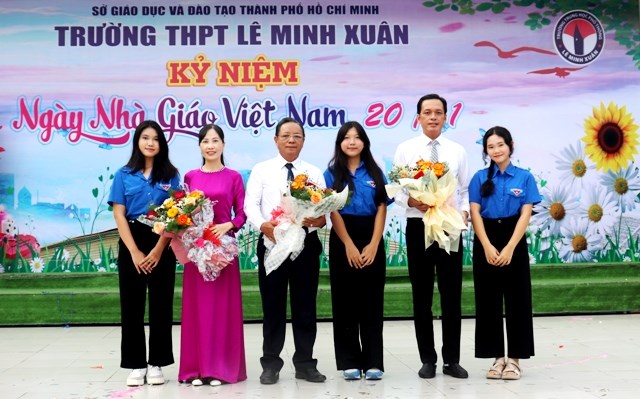 <a href="/tin-tuc/le-ky-niem-42-nam-ngay-nha-giao-viet-nam-20-11/ct/89775/516273">Lễ kỷ niệm 42 năm Ngày Nhà Giáo Việt Nam 20-11</a>
