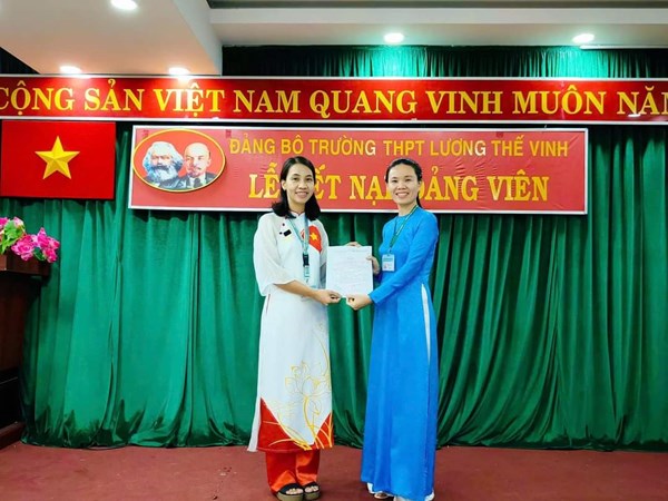 Lễ kết nạp đảng viên mới - đoàn viên ưu tú nguyễn thị bích linh - giáo viên tổ hoá học - chào mừng 20 năm thành lập trường thpt lương thế vinh