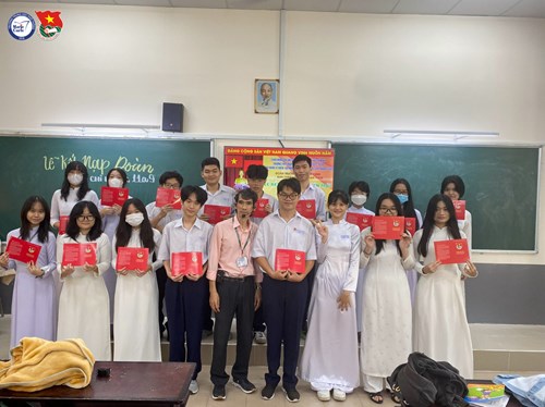 Quyết định số 100-QĐ/ĐTN-THPTMC ngày 26/3/2024 của Ban Chấp hành Đoàn Trường về việc chuẩn y kết nạp Đoàn viên mới ngày 26/3/2024