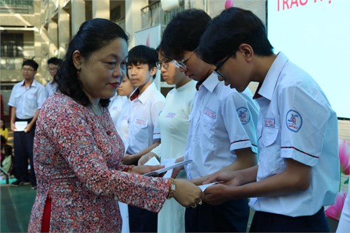 Trường thpt ngô quyền tổ chức trao học bổng daniela nguyen đến học sinh