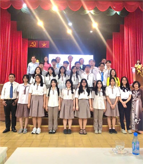 Thầy hiệu trưởng và em nguyễn hoàng tuấn - lớp 12a trường thpt ngô quyền tham dự lễ xuất quân tham dự kỳ thi học sinh giỏi quốc gia thpt năm học 2o24-2025