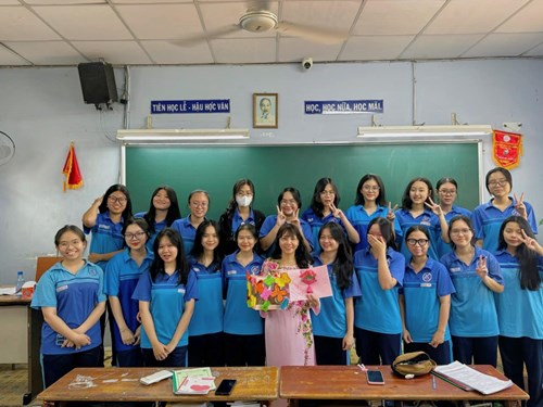 8 - 3 tại mái trường thpt ngô quyền