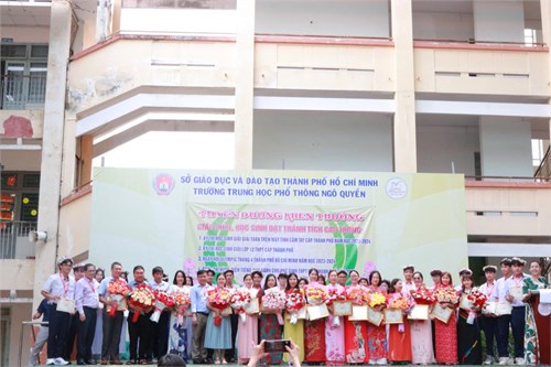 Lễ tuyên dương khen thưởng giáo viên, học sinh đạt thành tích cao trong các kỳ thi cấp thành phố năm học 2023-2024
