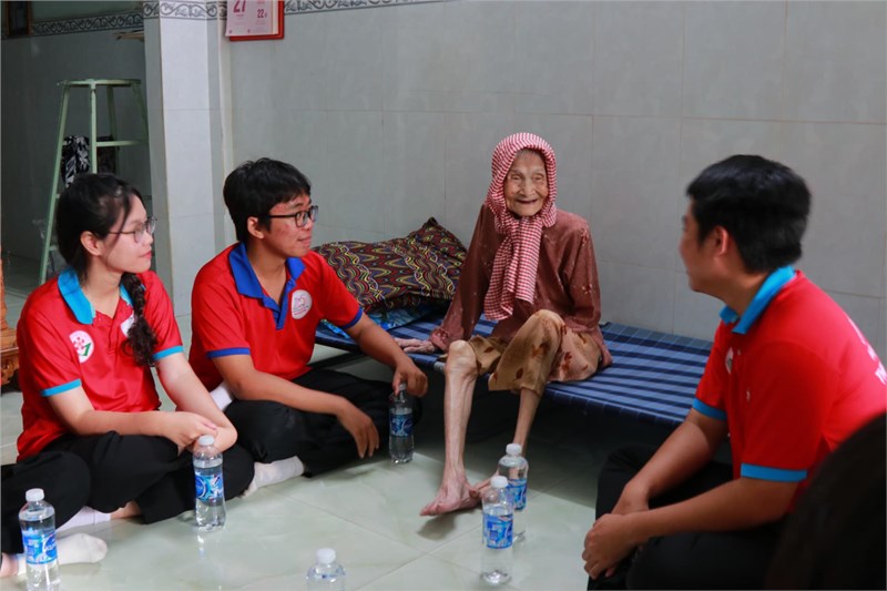Chiến sĩ hoa phượng đỏ trường thpt ngô quyền thăm và tặng quà mẹ việt nam anh hùng