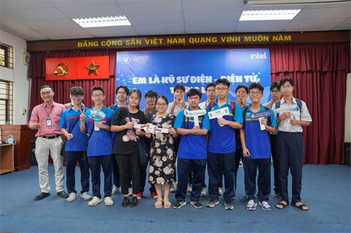 Cùng học sinh thpt ngô quyền tham gia khóa hè  em là kĩ sư điện - điện tử tương lai 