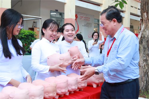 Hội khuyến học trường thpt ngô quyên phát động phong trào nuôi heo đất  khuyến học - khuyến tài  và hội thi trang trí heo đất năm học 2024-2025