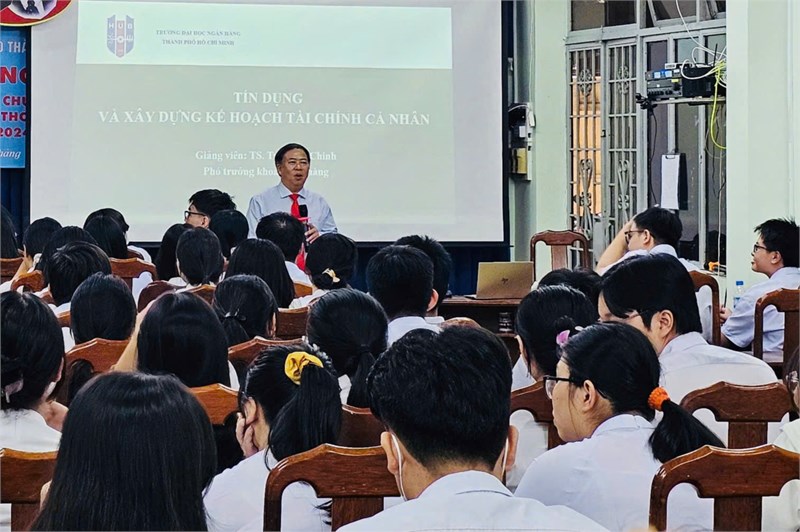 Tiết học môn Giáo dục kinh tế & pháp luật Khối 10 với chuyên gia đến từ Đại học Ngân hàng TPHCM