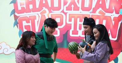 Gần 2.000 học sinh trường THPT Nguyễn Du hào hứng nghe  Tục xưa Tết nay  ở sân trường