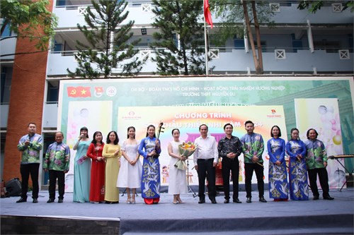 Trường THPT Nguyễn Du phối hợp Nhà hát bông Sen tổ chức buổi biểu diễn ca múa nhạc dân tộc