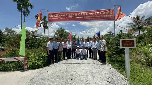 Lễ Khánh thành và đưa vào sử dụng cầu Mười Chiên - Cây cầu do trường THPT Nguyễn Du và các mạnh thường quân tài trợ xây dựng