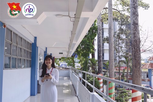 Vinh danh cựu học sinh Nguyễn Du vừa đạt thủ khoa đầu ra HSU