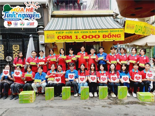 Chiến sĩ hoa phượng đỏ THPT Nguyễn Du phát cơm từ thiện cho người lao động nghèo tại quán cơm 1.000đ