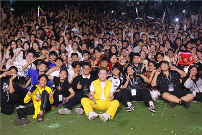 Kay Trần, Bùi Trường Linh, DT, Toni D, JBEE7 và dàn nghệ sĩ đình đám đổ bộ hội xuân THPT Nguyễn Du