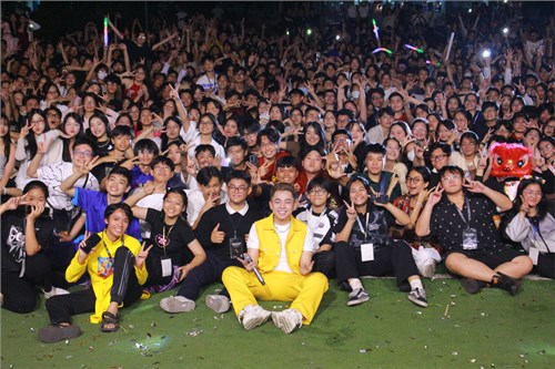 Kay Trần, Bùi Trường Linh, DT, Toni D, JBEE7 và dàn nghệ sĩ đình đám đổ bộ hội xuân THPT Nguyễn Du