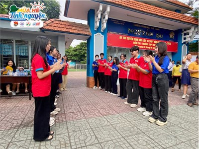 Tiếp sức mùa thi 2024 ☀️ cảm nhận của các sĩ tử về đề thi ngữ văn và ngoại ngữ ☀️
