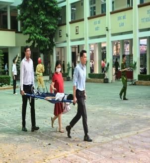 Công an Quận 11 tổ chức thực tập phương án chữa cháy tại Trường THPT Nguyễn Hiền