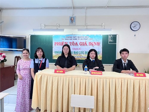 Hoạt động tổ chuyên môn Kinh tế và Pháp luật - Tiết dạy tốt (GVG) và học tốt của Cô và trò lớp 11A15