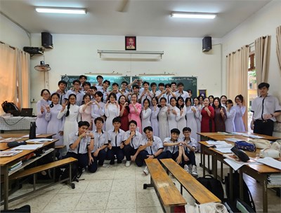 TỔ NGỮ VĂN THỰC HIỆN NGHIÊN CỨU BÀI HỌC KHỐI 12
Chủ đề: “Những ô cửa nhìn ra cuộc sống”