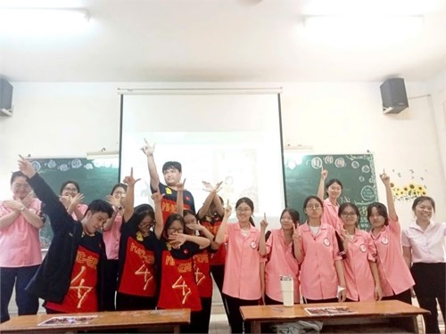 CÂU LẠC BỘ VĂN HỌC - TỔ NGỮ VĂN
CHÀO MỪNG NGÀY HIẾN CHƯƠNG NHÀ GIÁO VIỆT NAM 
 Dạy học là chạm đến cuộc sống vĩnh viễn 