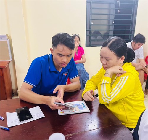 Chiến sĩ hoa phượng đỏ trường thpt nguyễn hữu cảnh hỗ trợ người dân đăng ký chữ ký số