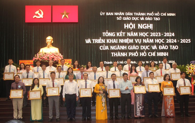 Trường thpt nguyễn hữu cảnh vinh dự được trao tặng bằng khen danh hiệu tập thể lao động xuất sắc năm học 2023-2024