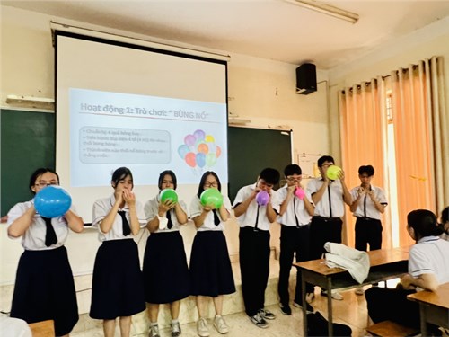 Trường thpt nguyễn hữu cảnh tổ chức dạy kỹ năng sống cho học sinh khối 11 học kì ii năm học 2023-2024 - chuyên đề: “kỹ năng kiểm soát cảm xúc”