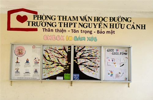Phòng tham vấn tâm lý học đường trường thpt nguyễn hữu cảnh với hoạt động truyền thông tại bảng tin với nhiều nội dung thiết thực như  cây check in cảm xúc ,  những nét đặc trưng của tâm lý lứa tuổi ,  giới và giới tính .