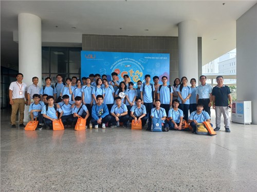 Học sinh trường THPT Nguyễn Hữu Huân đã được tham gia chương trình STEM Tour 2024 với chủ đề “Vì một tương lai phát triển bền vững”  tại trường Đại học Việt Đức.