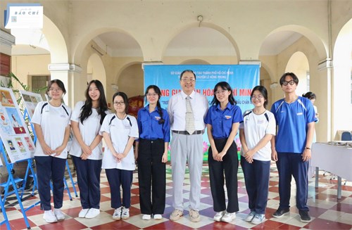 Giáo viên, học sinh Trường THPT Nguyễn Hữu Huân tham dự Triển lãm tem bưu chính “Hành trình theo dấu chân Bác và những dấu ấn lịch sử quan trọng của Chủ tịch Hồ Chí Minh” tại Trường THPT Chuyên Lê Hồng Phong