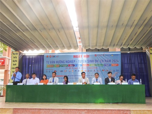 Chương trình hướng nghiệp năm 2024 với chủ đề “Ai quyết định tương lai của bạn?” tại trường THPT Nguyễn Hữu Huân.