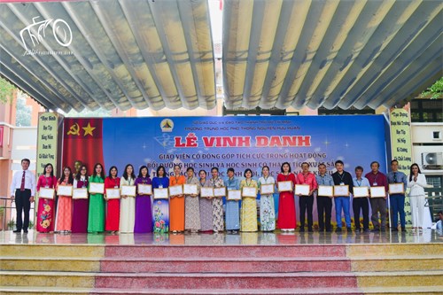 Lễ vinh danh giáo viên có đóng góp tích cực trong công tác bồi dưỡng học sinh; học sinh đạt thành tích trong các kỳ thi học sinh giỏi, học sinh năng khiếu của năm học 2023 – 2024