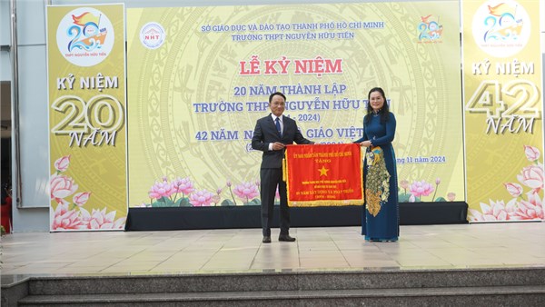 Lễ kỷ niệm 20 năm thành lập trường THPT Nguyễn Hữu Tiến và kỷ niệm 42 năm Ngày Nhà giáo Việt Nam (20/11/1982 - 20/11/2024)
