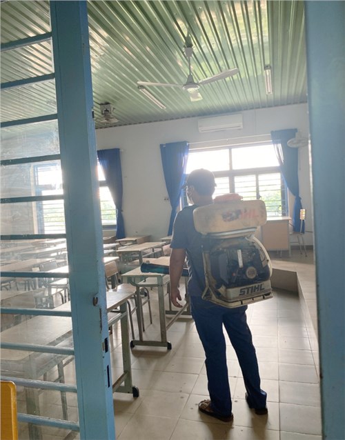 Trường THPT Nguyễn Hữu Tiến phun thuốc diệt muỗi phòng chống bệnh sốt xuất huyết chuẩn bị đón năm học 2024 – 2025