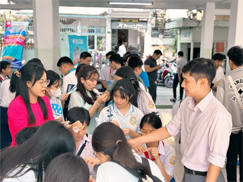 Ban tuyển sinh trường THPT Nguyễn Khuyến tham dự ngày hội tư vấn tuyển sinh lớp 10 tại trường THCS Lạc Hồng (Quận 10)