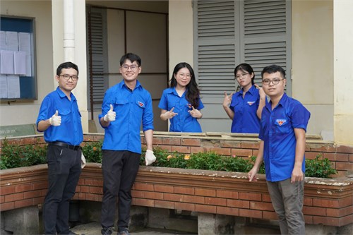 Chi đoàn Giáo viên triển khai Công trình thanh niên - Trồng cây xanh trong khuôn viên trường nhằm chào mừng Đại hội nhiệm kỳ 2024 - 2025