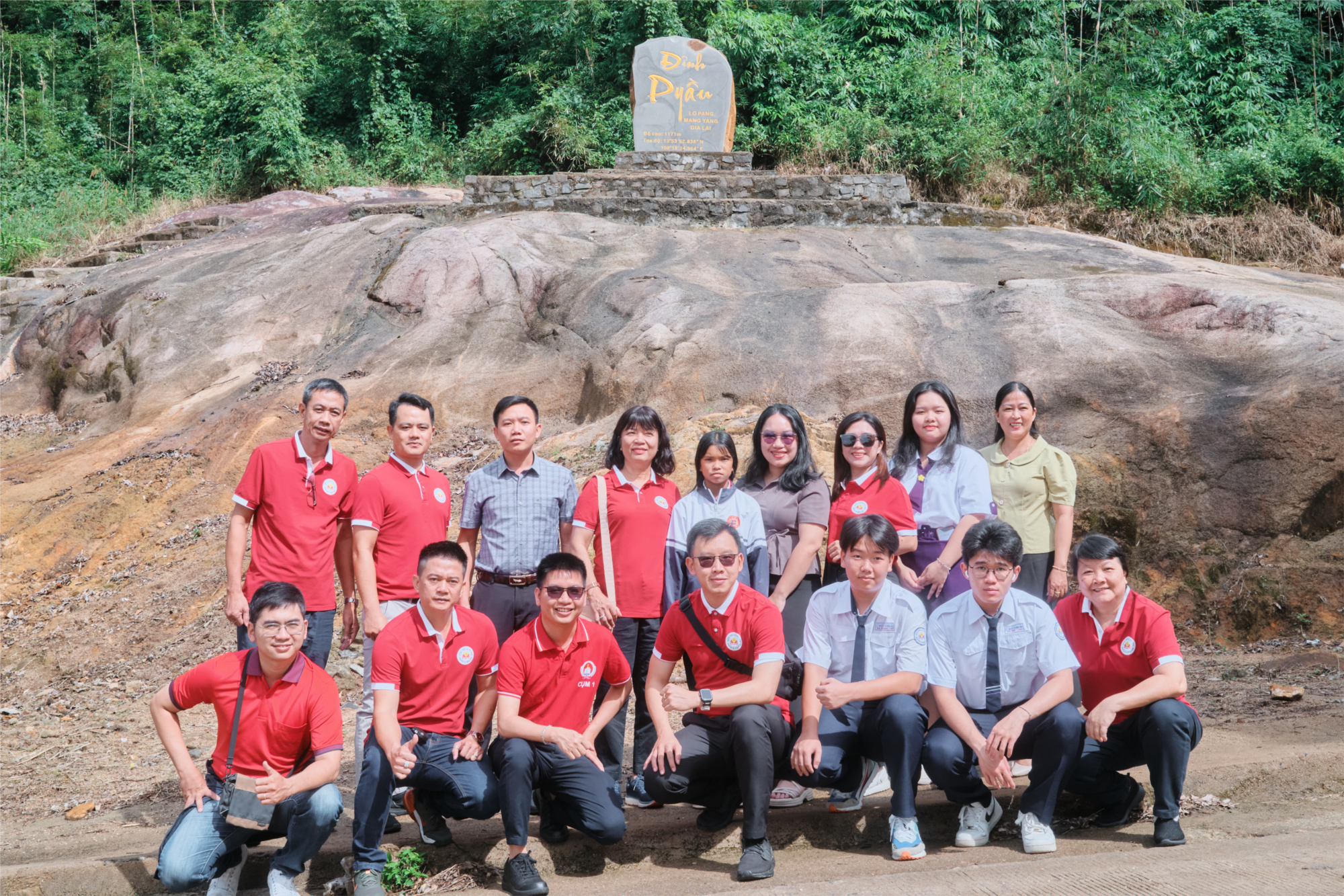 Trường THPT Nguyễn Thị Minh Khai tặng nhà tình bạn cho em học sinh người dân tộc thiểu số