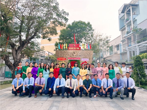Lễ dâng hương tại Đài tưởng niệm liệt sĩ Quận 3