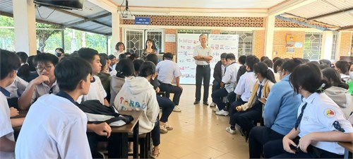 Học sinh Trường THPT Nguyễn Văn Cừ tham gia hoạt động trải nghiệm tại Trung tâm dạy nghề cho Người khuyết tật và Trẻ mồ côi Tp Hồ Chí Minh