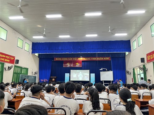 THPT Nguyễn Văn Cừ phối hợp với Hãng phim Trẻ tổ chức Chương trình “Thước phim lịch sử”